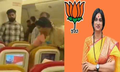 ఫ్లైట్‌లో వాటర్ బాటిళ్లు పంచిన బీజేపీ నేత! వీడియో వైరల్