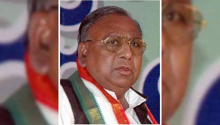 CM రేవంత్ను కలిసి ఆ టికెట్ ఇవ్వాలని కోరా: వీహెచ్ CM రేవంత్ను కలిసి ఆ టికెట్ ఇవ్వాలని కోరా: వీహెచ్