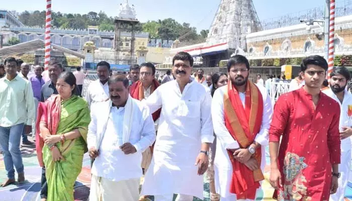 శ్రీవారిని దర్శించుకున్న తెలంగాణ రాజకీయ ప్రముఖులు శ్రీవారిని దర్శించుకున్న తెలంగాణ రాజకీయ ప్రముఖులు