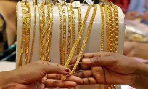బంగారం కొనేందుకు వెనకాడుతున్న వినియోగదారులు