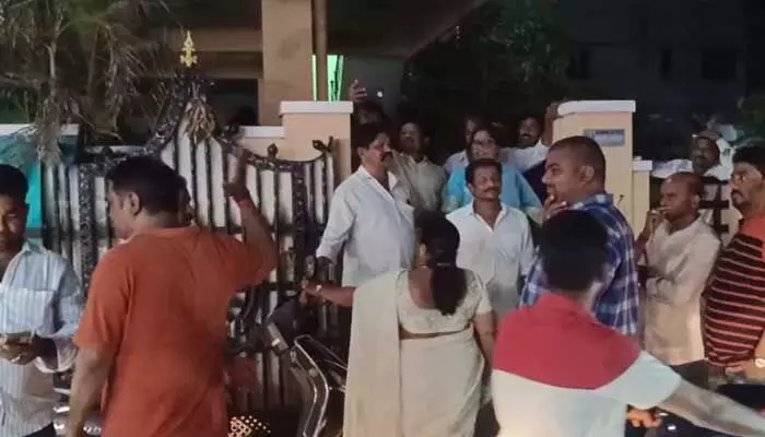 AP Political News: ఎన్నికల గీత దాటిన నర్సీపట్నం ఎమ్మెల్యే గణేష్ AP Political News: ఎన్నికల గీత దాటిన నర్సీపట్నం ఎమ్మెల్యే గణేష్