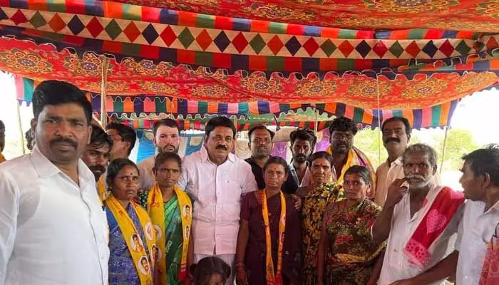 AP News: అధికారక పార్టీకి భారీ షాక్.. టీడీపీలోకి వైసీపీక 14కుటుంబాలు AP News: అధికారక పార్టీకి భారీ షాక్.. టీడీపీలోకి వైసీపీక 14కుటుంబాలు