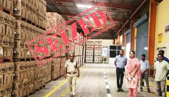 BREAKING: ఎన్నికల వేళ కర్ణాటకలో సంచలనం.. రూ.100 కోట్ల భారీ లిక్కర్ డంప్ స్వాధీనం BREAKING: ఎన్నికల వేళ కర్ణాటకలో సంచలనం.. రూ.100 కోట్ల భారీ లిక్కర్ డంప్ స్వాధీనం