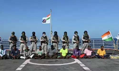 సముద్రపు దొంగలను ముంబై పోలీసులకు అప్పగింత: ఇండియన్ నేవీ ప్రకటన