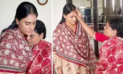 చిన్నాన్న చివరి కోరిక కోసం బయలుదేరుతున్నా.. వైఎస్ షర్మిల భావోద్వేగ వ్యాఖ్యలు