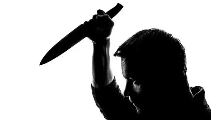 వ్యక్తిపై హత్యాయత్నం.. ఈ ఘటన వెనక రాజకీయ హస్తం..? వ్యక్తిపై హత్యాయత్నం.. ఈ ఘటన వెనక రాజకీయ హస్తం..?