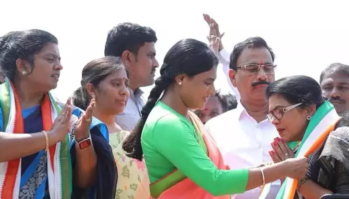 వైసీపీకి బిగ్ షాక్.. కాంగ్రెస్ గూటికి చేరిన వైసీపీ ప్రముఖ నేత.. వైసీపీకి బిగ్ షాక్.. కాంగ్రెస్ గూటికి చేరిన వైసీపీ ప్రముఖ నేత..
