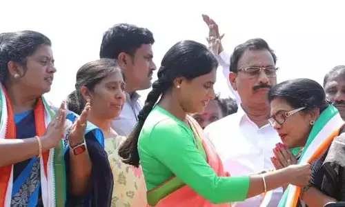వైసీపీకి బిగ్ షాక్.. కాంగ్రెస్ గూటికి చేరిన వైసీపీ ప్రముఖ నేత..