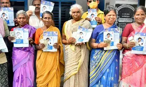 స్పీడందుకున్న పెన్షన్ల పంపిణీ.. 61.36 లక్షల మందికి అందజేత