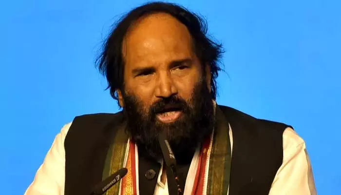 దొంగ పాసుపోర్టులు అమ్మి రాజకీయాల్లోకి రాలేదు.. మంత్రి ఉత్తమ్ కీలక వ్యాఖ్యలు దొంగ పాసుపోర్టులు అమ్మి రాజకీయాల్లోకి రాలేదు.. మంత్రి ఉత్తమ్ కీలక వ్యాఖ్యలు