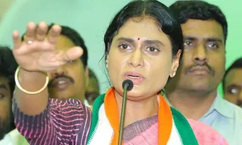 జగన్.. అసలు వైఎస్ఆర్ వారసుడే కాదు: షర్మిల సంచలన వ్యాఖ్యలు
