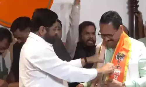 ఉద్ధవ్ థాక్రేకు షాక్: షిండే వర్గంలో చేరిన కీలక నేత