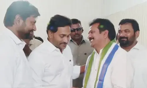 AP: ఎన్నికల వేళ టీడీపీకి బిగ్ షాక్.. వైసీపీలో చేరిన కీలక నేతలు