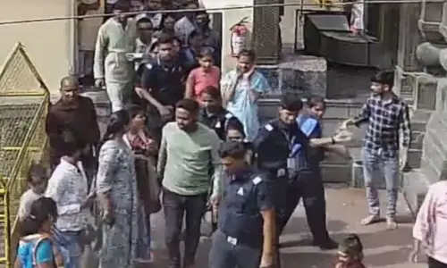 ఆలయంలో రీల్స్ చేయొద్దన్న సెక్యూరిటీ గార్డులపై ఇద్దరు మహిళల దాడి