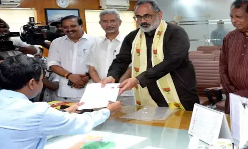 కేంద్ర ఐటీ శాఖ సహాయమంత్రిపై ఈసీకి ఫిర్యాదు