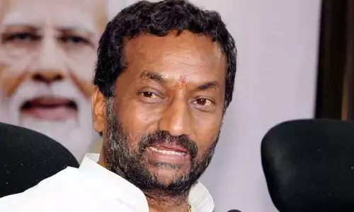 బీఆర్ఎస్‌కు సహకరించి ఉద్యోగాలు కోల్పోవద్దు.. అధికారులకు రఘునందన్ స్వీట్ వార్నింగ్