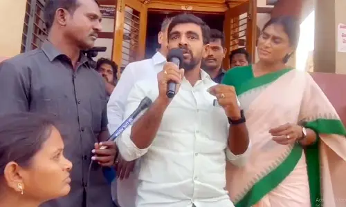 ఏదో అనుకుంటే మరేదో జరిగింది.. మైక్ ఇచ్చి మరీ పరువు తీయించుకున్న షర్మిల