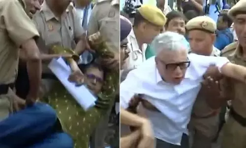 ఈసీ ఆఫీసు వద్ద ఎంపీల నిరసన.. ఏమైందంటే..