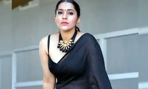జబర్దస్త్ యాంకర్ అంటే చెప్పులు మీదేసినా వేయించుకోవాలా..? రష్మి పరిస్థితి దారుణంగా తయారైందిగా...