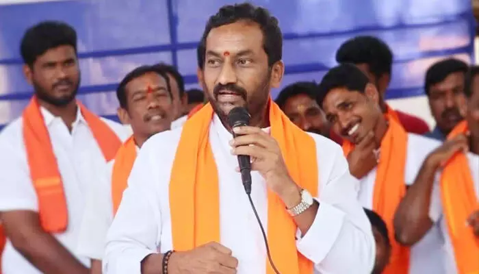 BREAKING: బీఆర్ఎస్లో ఉన్న ఆ ముగ్గురు పక్కా జైలుకెళ్తరు: రఘునందన్ రావు సెన్సెషనల్ కామెంట్స్ BREAKING: బీఆర్ఎస్లో ఉన్న ఆ ముగ్గురు పక్కా జైలుకెళ్తరు: రఘునందన్ రావు సెన్సెషనల్ కామెంట్స్