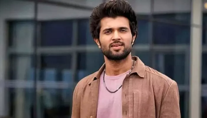 పేరు మార్చుకోబోతున్న విజయ్ దేవరకొండ.. కారణం అదేనా? పేరు మార్చుకోబోతున్న విజయ్ దేవరకొండ.. కారణం అదేనా?