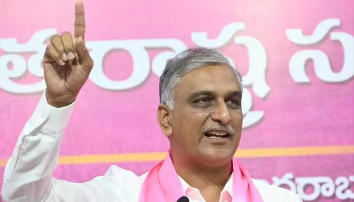 వారిని చీపుర్లతో కొట్టి తరిమేయండి.. హరీష్ రావు సంచలన పిలుపు వారిని చీపుర్లతో కొట్టి తరిమేయండి.. హరీష్ రావు సంచలన పిలుపు