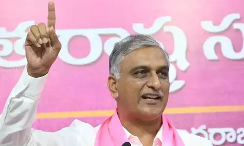 వారిని చీపుర్లతో కొట్టి తరిమేయండి.. హరీష్ రావు సంచలన పిలుపు