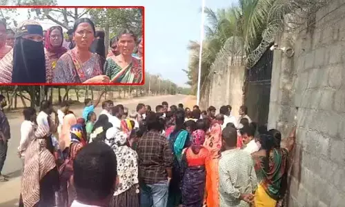 మేము పిచ్చోళ్ల లెక్క కనిపిస్తున్నామా? కేసీఆర్ ఫామ్ హౌస్ దగ్గర నిరసన