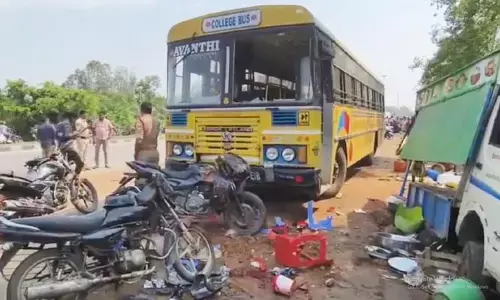 BREAKING: అనకాపల్లిలో ఇంజనీరింగ్ కాలేజీ బస్సు బీభత్సం.. ఒకరు మృతి, పలువురికి గాయాలు