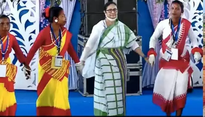 Viral Video: ఎన్నికల వేల దూకుడు పెంచిన సీఎం.. మహిళలతో కలిసి డాన్స్..వీడియో వైరల్ Viral Video: ఎన్నికల వేల దూకుడు పెంచిన సీఎం.. మహిళలతో కలిసి డాన్స్..వీడియో వైరల్