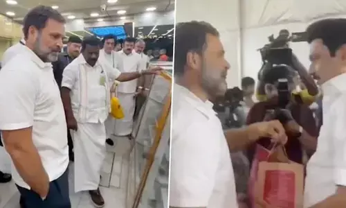 స్వీట్ షాపులో రాహుల్ సందడి.. డివైడర్ దూకి మరీ సాహసం! ఎందుకో తెలుసా?