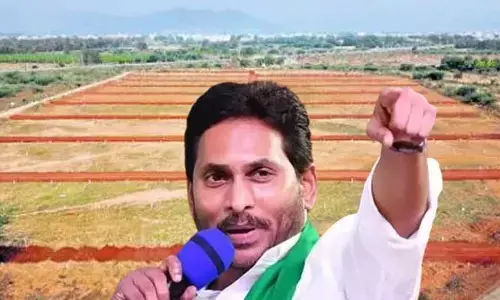 ఇల్ల స్థలాల పంపిణీపై సీఎం జగన్ కీలక వ్యాఖ్యలు.. ఎప్పుడు ఇస్తారంటే..?
