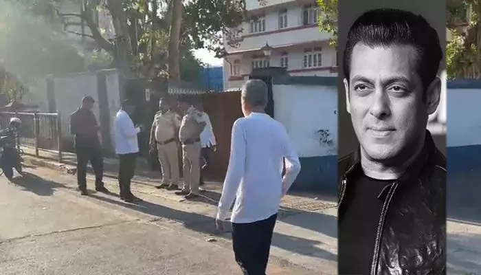 బాలీవుడ్ HERO సల్మాన్ ఖాన్ ఇంటి వద్ద కాల్పుల కలకలం బాలీవుడ్ HERO సల్మాన్ ఖాన్ ఇంటి వద్ద కాల్పుల కలకలం
