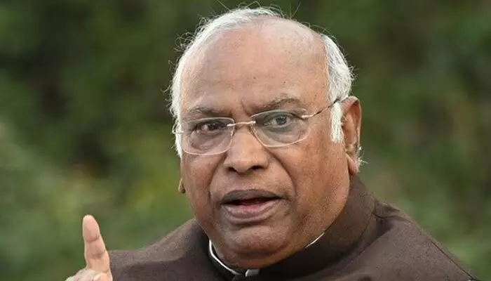 మోడీ హామీలను నమ్మలేము: బీజేపీ మేనిఫెస్టోపై ఖర్గే విమర్శలు మోడీ హామీలను నమ్మలేము: బీజేపీ మేనిఫెస్టోపై ఖర్గే విమర్శలు