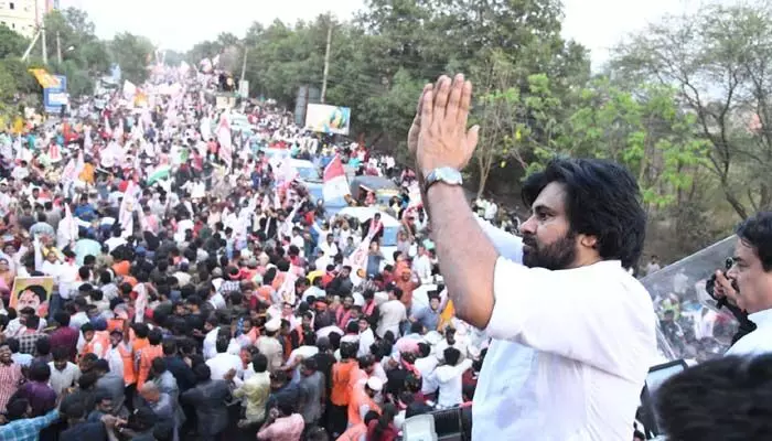 తాడేపల్లి ప్యాలెస్లోకి జనం చొచ్చుకెళ్లే రోజు దగ్గర్లోనే: జగన్పై పవన్ కల్యాణ్ ఘాటు వ్యాఖ్యలు తాడేపల్లి ప్యాలెస్లోకి జనం చొచ్చుకెళ్లే రోజు దగ్గర్లోనే: జగన్పై పవన్ కల్యాణ్ ఘాటు వ్యాఖ్యలు