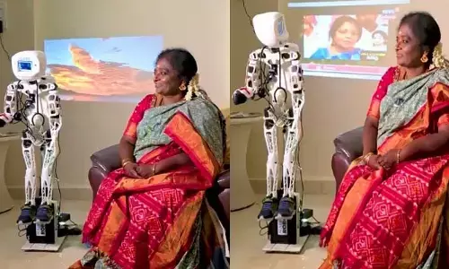 AI రోబోతో తమిళిసై ముచ్చట్లు! వినూత్నంగా ఎన్నికల ప్రచారం