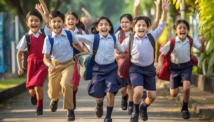 విద్యార్థులకు ఎగిరిగంతేసే శుభవార్త.. వరుసగా సెలవులు.. ఎప్పుడెప్పుడంటే? విద్యార్థులకు ఎగిరిగంతేసే శుభవార్త.. వరుసగా సెలవులు.. ఎప్పుడెప్పుడంటే?