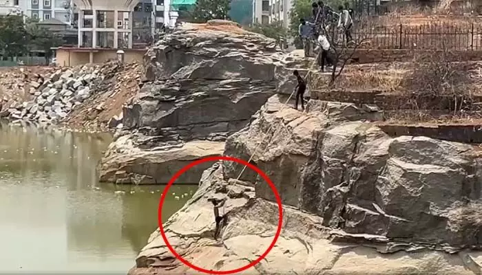 HYD: కొంపల్లిలో వ్యక్తి హల్చల్.. భార్య కొడుతోందంటూ ఆత్మహత్యాయత్నం (వీడియో వైరల్) HYD: కొంపల్లిలో వ్యక్తి హల్చల్.. భార్య కొడుతోందంటూ ఆత్మహత్యాయత్నం (వీడియో వైరల్)