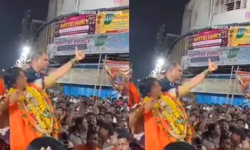 వివాదంలో హైదరాబాద్ బీజేపీ అభ్యర్థి మాధవిలత.. ఎన్నికల వేళ ఇదేం తీరు నెటిజన్ల ఫైర్ (వీడియో)