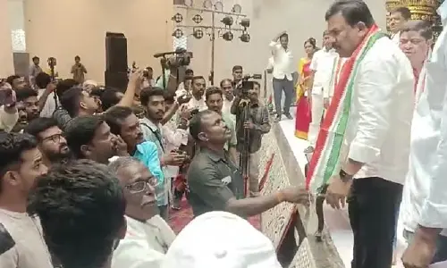 కార్యకర్త‌పై రెచ్చిపోయిన మానకొండూర్ కాంగ్రెస్ ఎమ్మెల్యే! పెద్ద మనిషి అని చూడకుండా!