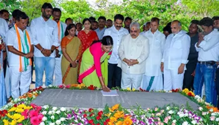 AP Politics: నామినేషన్ వేసిన వైఎస్ షర్మిలా.. వెంట ఎవరున్నారంటే..? AP Politics: నామినేషన్ వేసిన వైఎస్ షర్మిలా.. వెంట ఎవరున్నారంటే..?