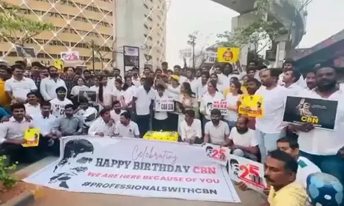 హైదరాబాద్ సైబర్ టవర్స్ ఎదుట టీడీపీ చీఫ్ జన్మదిన వేడుకలు