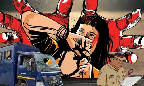 Crime News: జైలు వ్యానులో మహిళపై అత్యాచారం.. ఎక్కడంటే..?