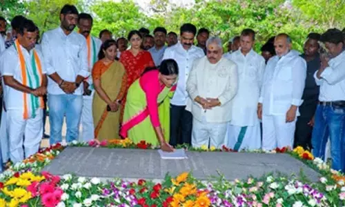 AP Politics: నామినేషన్ వేసిన వైఎస్ షర్మిలా.. వెంట ఎవరున్నారంటే..?