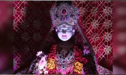 ఆ ఆలయంలో అద్భుతం.. రోజుకు మూడుసార్లు రంగు మారుతున్న అమ్మవారు..
