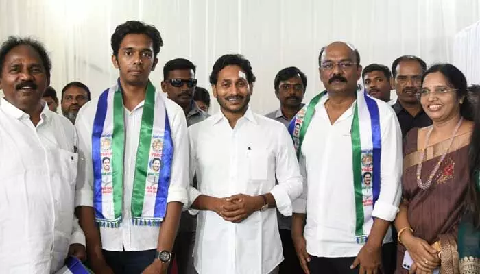 జనసేనకు బిగ్ షాక్..వైసీపీలోకి కీలక నేతలు జనసేనకు బిగ్ షాక్..వైసీపీలోకి కీలక నేతలు