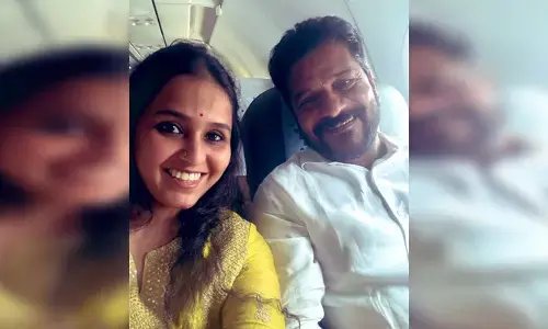 రేవంత్ రెడ్డిని కలిసిన ప్రముఖ పాప్ సింగర్!.. ఎక్కడో తెలుసా?