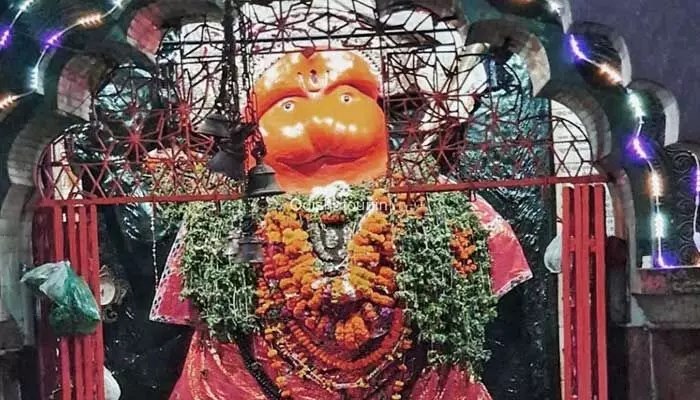 ఆ ఆలయంలో హనుమంతుడిని బేడీలతో బంధించారు.. చెప్పకుండా అక్కడికి వెళ్లినందుకే ఈ శిక్ష వేశారా.. ఆ ఆలయంలో హనుమంతుడిని బేడీలతో బంధించారు.. చెప్పకుండా అక్కడికి వెళ్లినందుకే ఈ శిక్ష వేశారా..