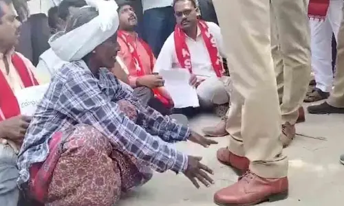 బాంచన్ మీ కాళ్ళు మొక్కుతా వడ్లు కొనండి!  పోలీసుల కాళ్ళు మొక్కిన మ‌హిళా రైతు..