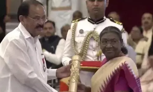 BREAKING: పద్మ విభూషణ్ పురస్కారం అందుకున్న మాజీ ఉప రాష్ట్రపతి వెంకయ్యనాయుడు